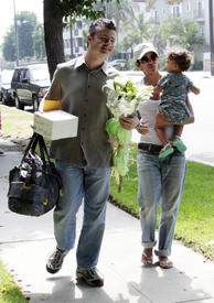 Preppie_-_Halle_Berry_visits_a_friends_house_in_the_valley_-_July_29_2009_4124.jpg