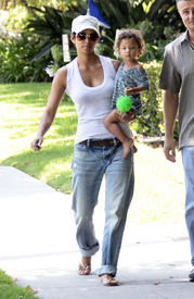 Preppie_-_Halle_Berry_visits_a_friends_house_in_the_valley_-_July_29_2009_4161.jpg