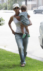 Preppie_-_Halle_Berry_visits_a_friends_house_in_the_valley_-_July_29_2009_444.jpg