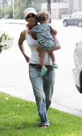 Preppie_-_Halle_Berry_visits_a_friends_house_in_the_valley_-_July_29_2009_452.jpg