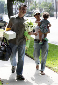 Preppie_-_Halle_Berry_visits_a_friends_house_in_the_valley_-_July_29_2009_5110.jpg