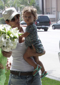 Preppie_-_Halle_Berry_visits_a_friends_house_in_the_valley_-_July_29_2009_6149.jpg