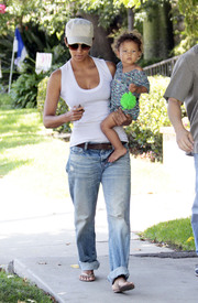 Preppie_-_Halle_Berry_visits_a_friends_house_in_the_valley_-_July_29_2009_6211.jpg