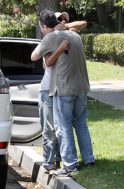 Preppie_-_Halle_Berry_visits_a_friends_house_in_the_valley_-_July_29_2009_6327.jpg