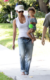 Preppie_-_Halle_Berry_visits_a_friends_house_in_the_valley_-_July_29_2009_7171.jpg