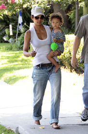 Preppie_-_Halle_Berry_visits_a_friends_house_in_the_valley_-_July_29_2009_7199.jpg