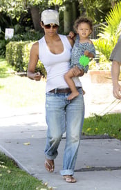 Preppie_-_Halle_Berry_visits_a_friends_house_in_the_valley_-_July_29_2009_7239.jpg