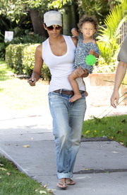 Preppie_-_Halle_Berry_visits_a_friends_house_in_the_valley_-_July_29_2009_7242.jpg