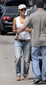 Preppie_-_Halle_Berry_visits_a_friends_house_in_the_valley_-_July_29_2009_819.jpg