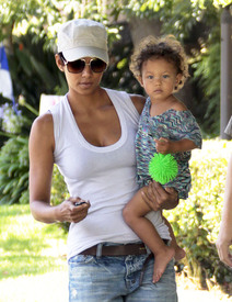 Preppie_-_Halle_Berry_visits_a_friends_house_in_the_valley_-_July_29_2009_9203.jpg