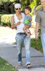 Preppie_-_Halle_Berry_visits_a_friends_house_in_the_valley_-_July_29_2009_9257.jpg