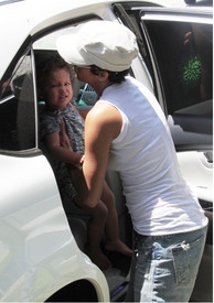 Preppie_-_Halle_Berry_visits_a_friends_house_in_the_valley_-_July_29_2009_9291.jpg