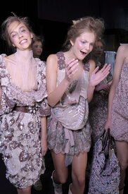 BackstageKenzoSpringSummer2009Womens125_jpg.jpg