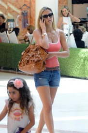 celebrity_paradise.com_TheElder_BarRefaeli2010_07_21_shoppingintheIsraelicityofTelAviv4.jpg