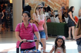 celebrity_paradise.com_TheElder_BarRefaeli2010_07_21_shoppingintheIsraelicityofTelAviv7.jpg