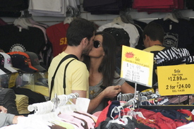 5641_iker-casillas-y-sara-carbonero-se-besan-en-una-tienda-de-san-francisco.jpg