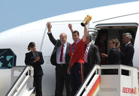 Spanish Football Team Arrives Barajas Airport bBurntAkgsll.jpg