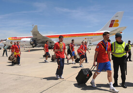 Spanish Football Team Arrives Barajas Airport kR4UjrUgwTcl.jpg