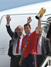 Spanish Football Team Arrives Barajas Airport PioBJtyrYTwl.jpg