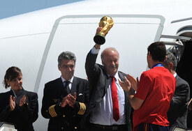 Spanish Football Team Arrives Barajas Airport zmR9IIshpZul.jpg