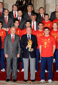 Spanish King Meets FIFA 2010 World Cup Winning fvxw3QmMpTOl.jpg
