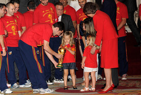 Spanish King Meets FIFA 2010 World Cup Winning vuVrQ4LdNzkl.jpg