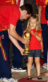 Spanish King Meets FIFA 2010 World Cup Winning w0wDq3348Xsl.jpg