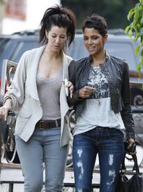 HalleBerryatLaurenCanyonCafe8.7.2010_07.JPG