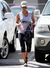 HalleBerryleavingthegyminWestHollywood2.7.2010_01.jpg