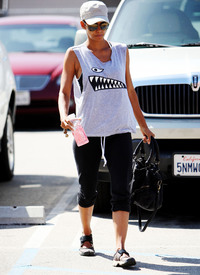 HalleBerryleavingthegyminWestHollywood2.7.2010_03.jpg