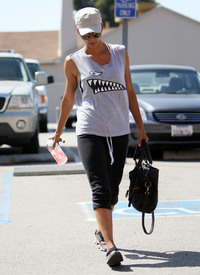 HalleBerryleavingthegyminWestHollywood2.7.2010_04.jpg