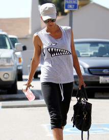 HalleBerryleavingthegyminWestHollywood2.7.2010_05.jpg