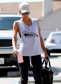 HalleBerryleavingthegyminWestHollywood2.7.2010_06.jpg