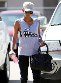 HalleBerryleavingthegyminWestHollywood2.7.2010_08.jpg