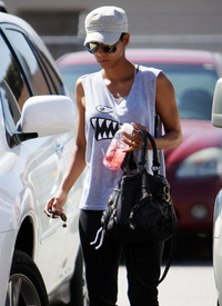 HalleBerryleavingthegyminWestHollywood2.7.2010_09.jpg