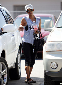 HalleBerryleavingthegyminWestHollywood2.7.2010_11.jpg