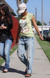 HalleBerryvisitingabatteredwomensshelterinBaldwinHills24.07.2010_03.jpg