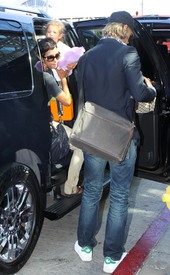 HalleBerrycatchingaflightatLAX24.7.2010_01.jpg