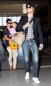 HalleBerrycatchingaflightatLAX24.7.2010_02.jpg