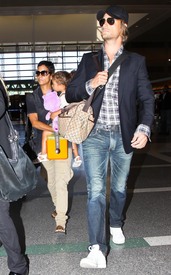 HalleBerrycatchingaflightatLAX24.7.2010_03.jpg