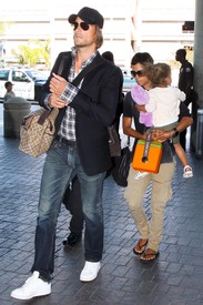 HalleBerrycatchingaflightatLAX24.7.2010_04.jpg