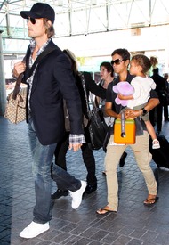 HalleBerrycatchingaflightatLAX24.7.2010_05.jpg