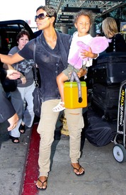 HalleBerrycatchingaflightatLAX24.7.2010_08.jpg