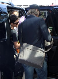 HalleBerrycatchingaflightatLAX24.7.2010_09.jpg