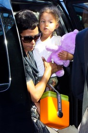 HalleBerrycatchingaflightatLAX24.7.2010_10.jpg