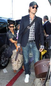 HalleBerrycatchingaflightatLAX24.7.2010_11.jpg