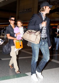HalleBerrycatchingaflightatLAX24.7.2010_12.jpg