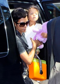 HalleBerrycatchingaflightatLAX24.7.2010_14.jpg
