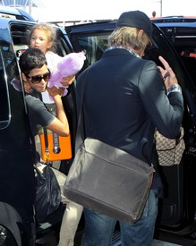 HalleBerrycatchingaflightatLAX24.7.2010_15.jpg