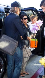 HalleBerrycatchingaflightatLAX24.7.2010_18.jpg